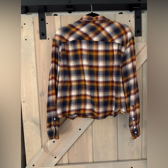 Express Cropped Flannel Button Down - Picture 5 of 6